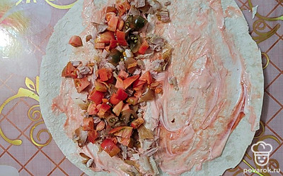 Помидор нашинковать небольшими кубиками, разложить поверх курицы. 