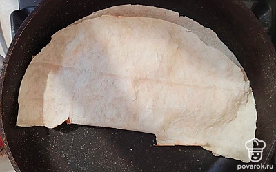 Кесадилью обжарить с обеих сторон на сухой сковороде.