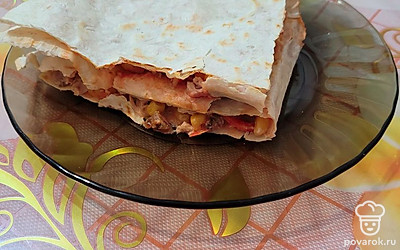 Готовую кесадилью разрезать пополам. Подавать к столу теплой.