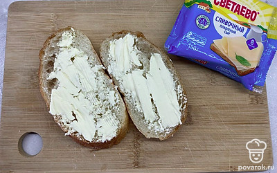 Намазать на чиабатту сливочное масло.