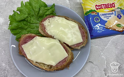 Подавать горячие бутерброды, украсив листом салата.