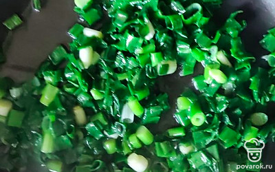 Лук мелко режем и обжариваем до готовности.