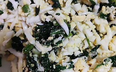 Отварное яйцо натираем на крупной терке и смешиваем с готовым луком. Солим по вкусу.