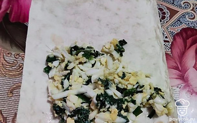 Выкладываем готовую начинку на лаваш и сворачиваем треугольником.