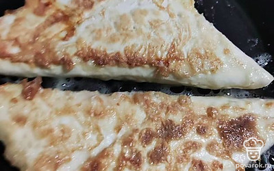 С двух сторон окунаем треугольники в яйцо и обжариваем до румяной корочки.