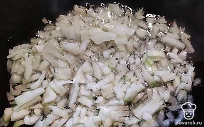 Лук шинкуем и обжариваем с двумя ложками растительного масла.