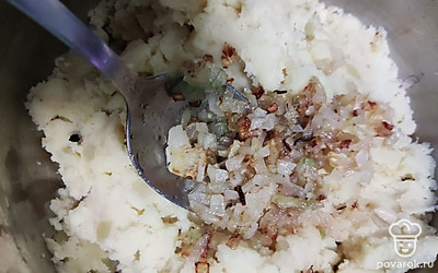 Готовую картошку чистим, разминаем в пюре, добавляем обжаренный лук. Солим начинку по вкусу.