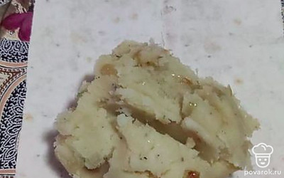 Выкладываем начинку на лаваш и сворачиваем его в треугольник.