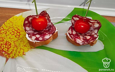 С помощью шпажки закрепить помидор или оливку, колечко огурчика. Все по вашему вкусу и желанию.
