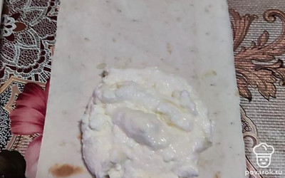 Выложите начинку и сверните треугольником.