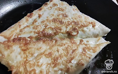 Обмакните с двух сторон в яйце и обжарьте до корочки.