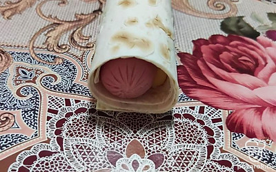 Заворачиваем в рулетик, окунаем в яйцо со всех сторон.