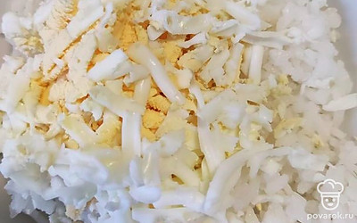 Готовый рис смешайте с натертым на крупной терке яйцом. Посолите по вкусу.