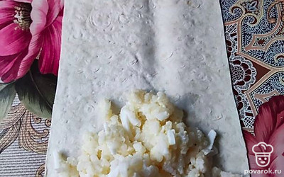 Выложите начинку на лаваш и сверните в треугольник.