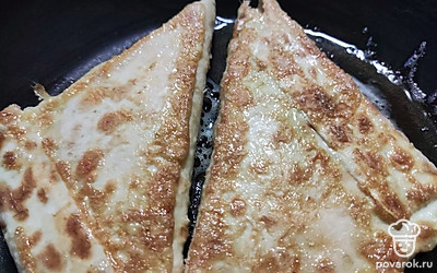 Обмакните с 2 сторон во взбитое яйцо и обжарьте до корочки.