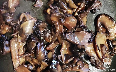 Грибы режем помельче и отправляем обжариваться.
