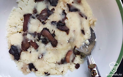 Картошку готовую очищаем и мнем в пюре. Добавляем грибы и соль по вкусу, перемешиваем.