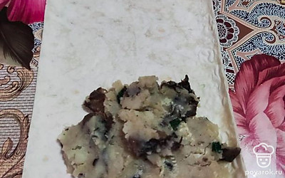 Выкладываем начинку на лаваш и сворачиваем в треугольник. Окунаем с двух сторон в яйцо и обжариваем до румяной корочки.