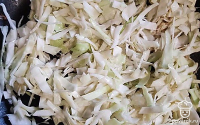 Обжариваем капусту.