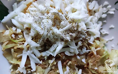 Яйцо натитраем на терке и смешиваем с готовой капустой.