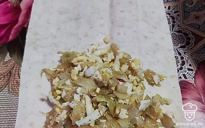 Выкладываем начинку и закрываем лаваш треугольником.