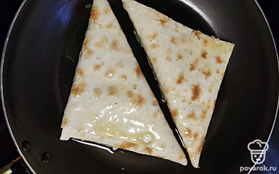 Обмакиваем треугольник с двух сторон в яйце и обжариваем до золотистой корочки.