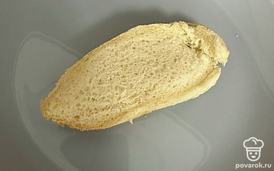 Отрезать кусочек багета.