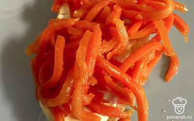 Смазать маслом и выложить морковь.