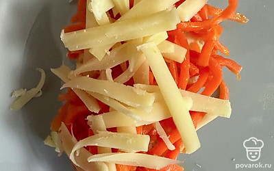 Посыпать сыром, заранее измельченным на терке. Подогреть в духовке 3 минуты при 100 градусах.