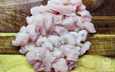 Куриное филе нарезать кубиками.