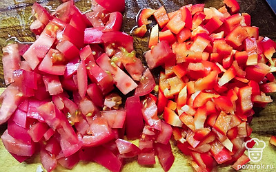 Помидоры ошпарить, снять кожицу и нашинковать кусочками. Из перца удалить сердцевину, измельчить.