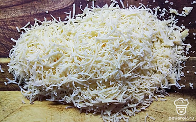 Сыр натереть на мелкой терке.