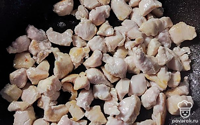 На разогретую сковороду, смазанную подсолнечным маслом, выложить филе. Обжарить, помешивая, до золотистого цвета. 