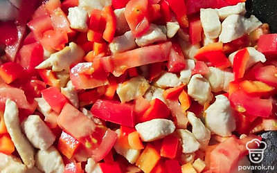 Добавить овощи, томить 10 минут. Добавить соль и специи по вкусу. 