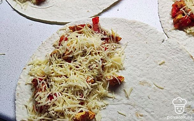 Затем распределить начинку из мяса с овощами. И снова положить немного сыра.