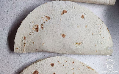 Свернуть лепешки с начинкой пополам.