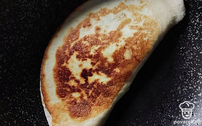 Поджарить закуску на среднем огне с небольшим добавлением подсолнечного масла. Томить до золотистого цвета. 