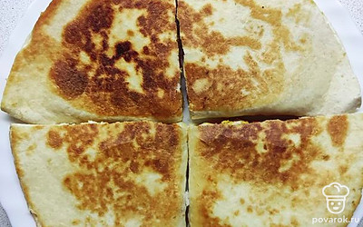 Разрезать каждую лепешку пополам, чтоб получились треугольники.