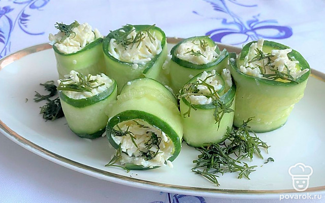 Мини-рулеты из огурца с сырно-чесночной начинкой — Рецепт с фото