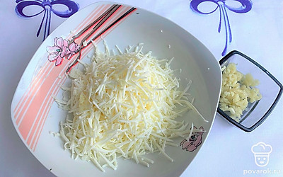 Сделайте начинку. Натрите сыр на терке, смешайте его с чесноком, пропущенным через пресс. Добавьте майонез, соль, черный молотый перец, перемешайте.