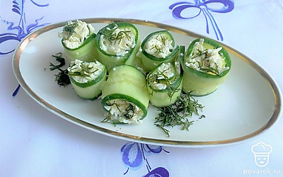 На край огурца выложите чайную ложку начинки и закрутите в мини-рулет.