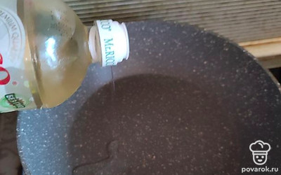 Греем сковороду, наливаем чуть-чуть растительного масла.