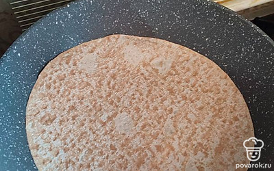 Когда сковорода разогрелась, выкладываем лаваш. 