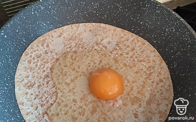 Разбиваем одно яйцо. 