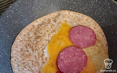 Сверху выкладываем 2 ломтика колбасы. У меня это сервелат, но можно любую. 