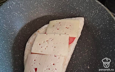 Переворачиваем и сверху выкладываем сначала ломтики помидора, а затем сыр. Снова накрываем крышкой и ждем, пока сыр сверху не расплавится. 