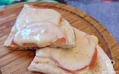 Такой лаваш можно съесть в качестве завтрака, перекуса и даже можно взять с собой на работу и учебу. Я делаю его детям на перекус. Можно дополнить листиком свежего салата, будет еще вкуснее. Дополнить чашечкой чая или стаканом сока. 