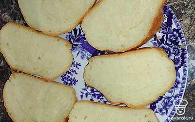 Хлеб нарезать на ломтики.