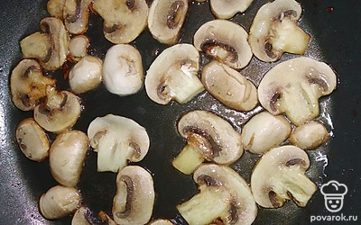 Шампиньоны почистить, нарезать на ломтики. Выложить в разогретое масло, обжаривать до золотистости.