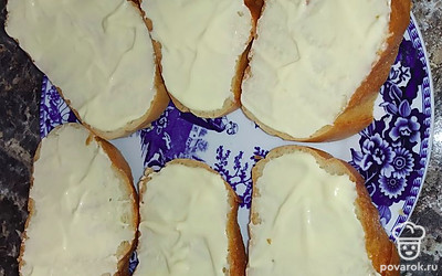 На хлеб намазать майонез.